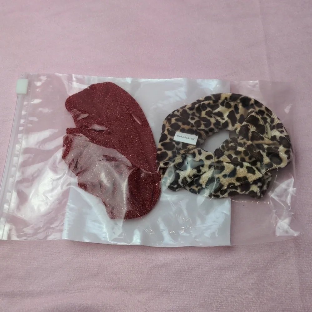 Smunchy's 2 Pack Hidden Zip Close Pocket Scrunchies in Red and Leopard Print